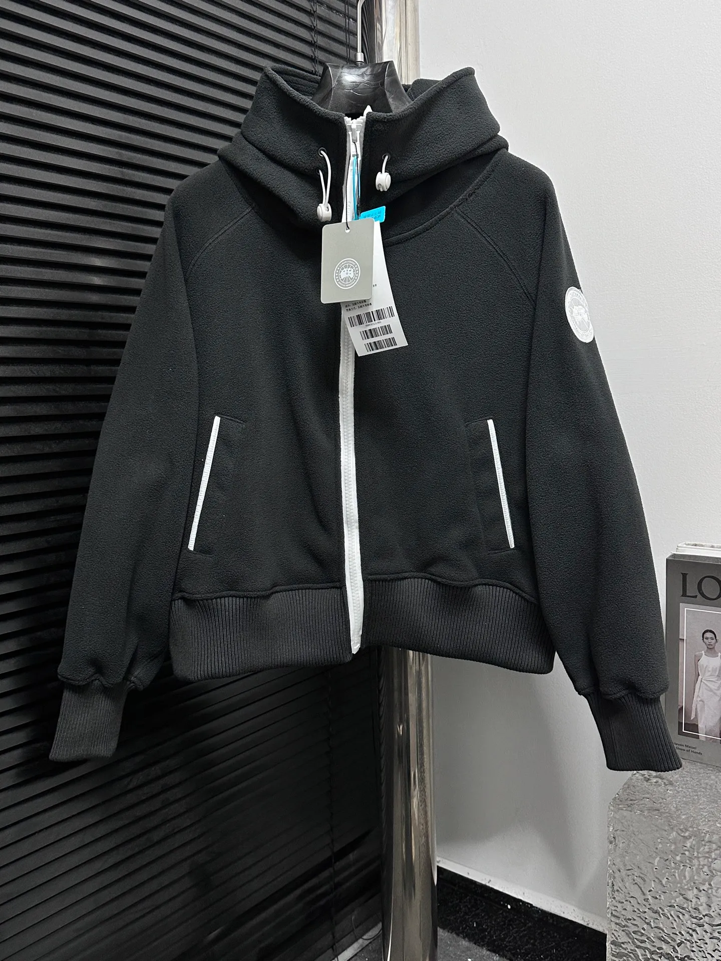 P600 [Canada Goose] Chilliwa 01 hooded wool fleece long-sleeved pilot #Canada Goose Chilliwa wool fleece pilot Canada goose Chilliwa Fce Bomber HUMANATURE, limited white label wool fleece. Light gray seems to be a color that is not available in every country. I like the white label. It is really high-end. Soft and comfortable, not heavy. Buyers who like it should hurry up😈 Size: S-XL